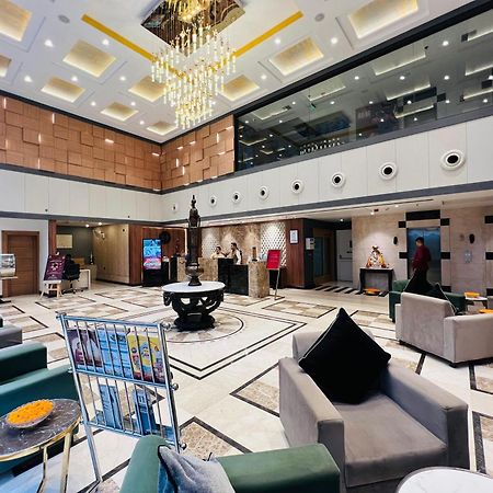 Готель Golden Retreat Baharampur Екстер'єр фото