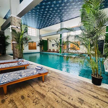 Готель Golden Retreat Baharampur Екстер'єр фото