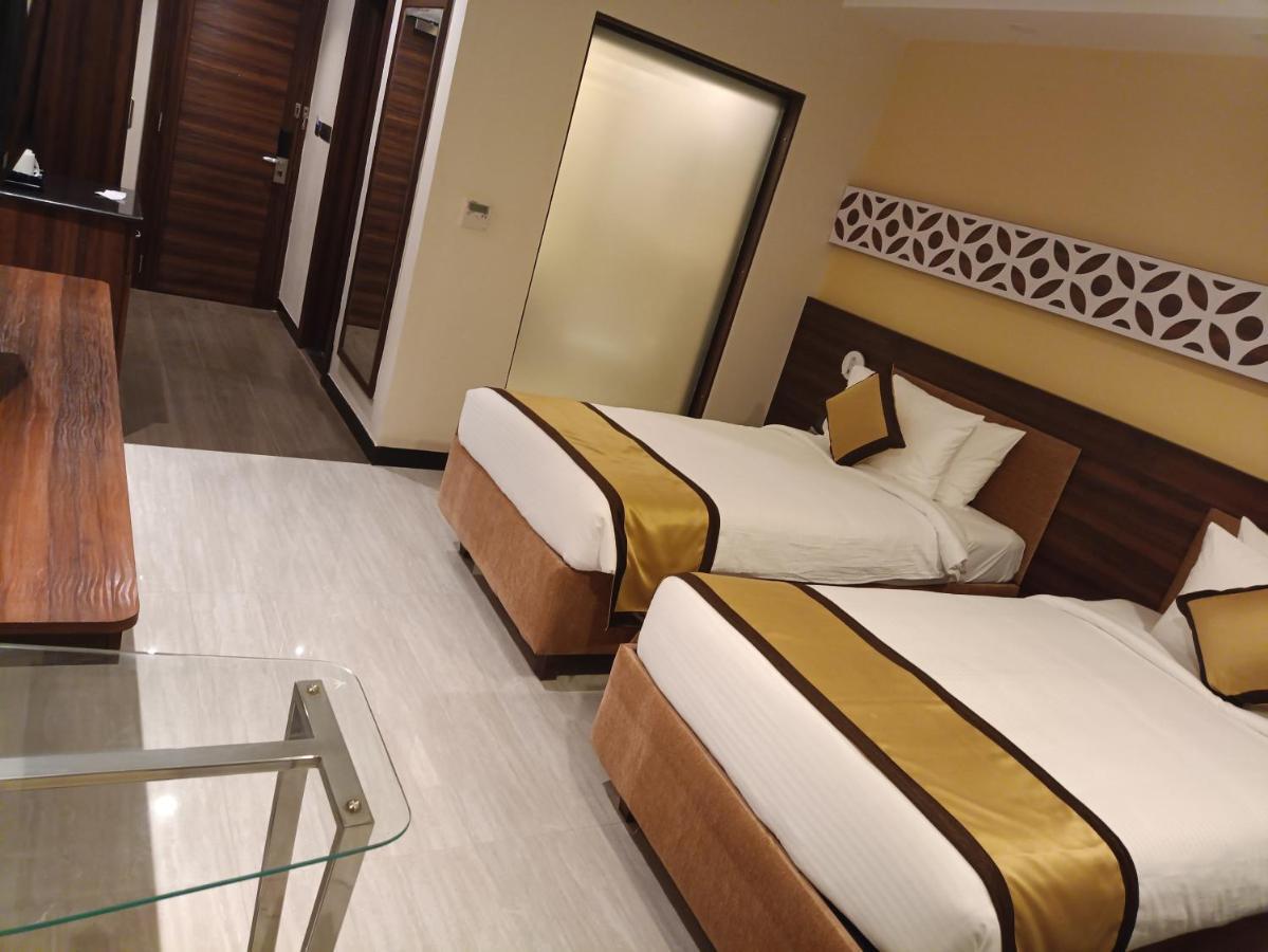 Готель Golden Retreat Baharampur Екстер'єр фото