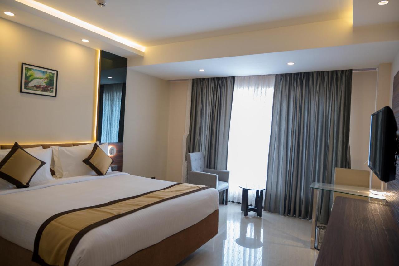 Готель Golden Retreat Baharampur Екстер'єр фото