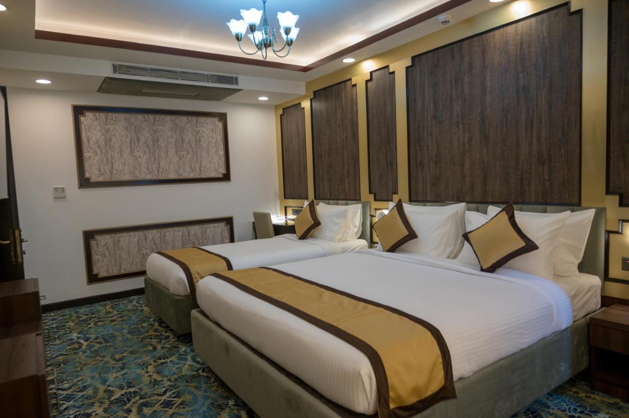 Готель Golden Retreat Baharampur Екстер'єр фото