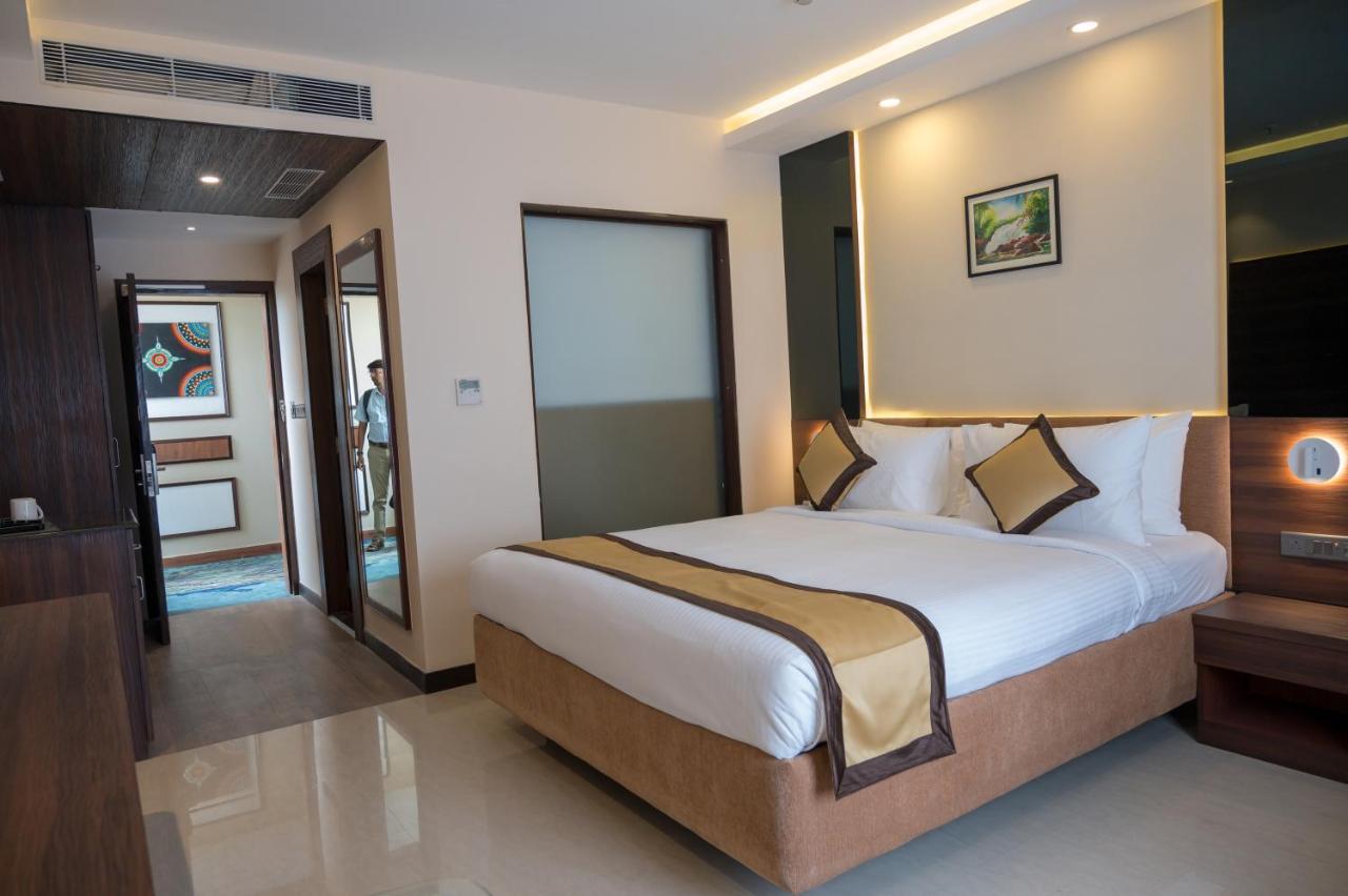 Готель Golden Retreat Baharampur Екстер'єр фото