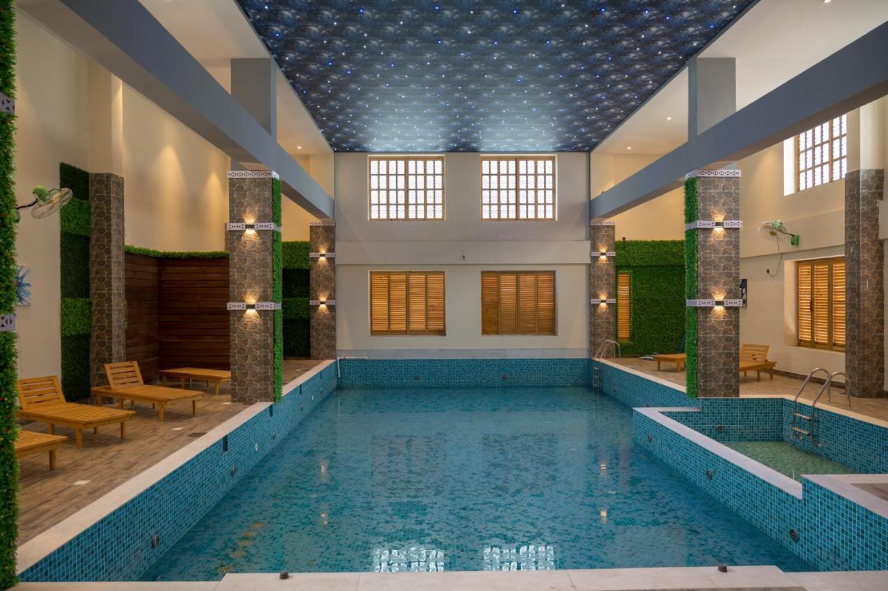 Готель Golden Retreat Baharampur Екстер'єр фото