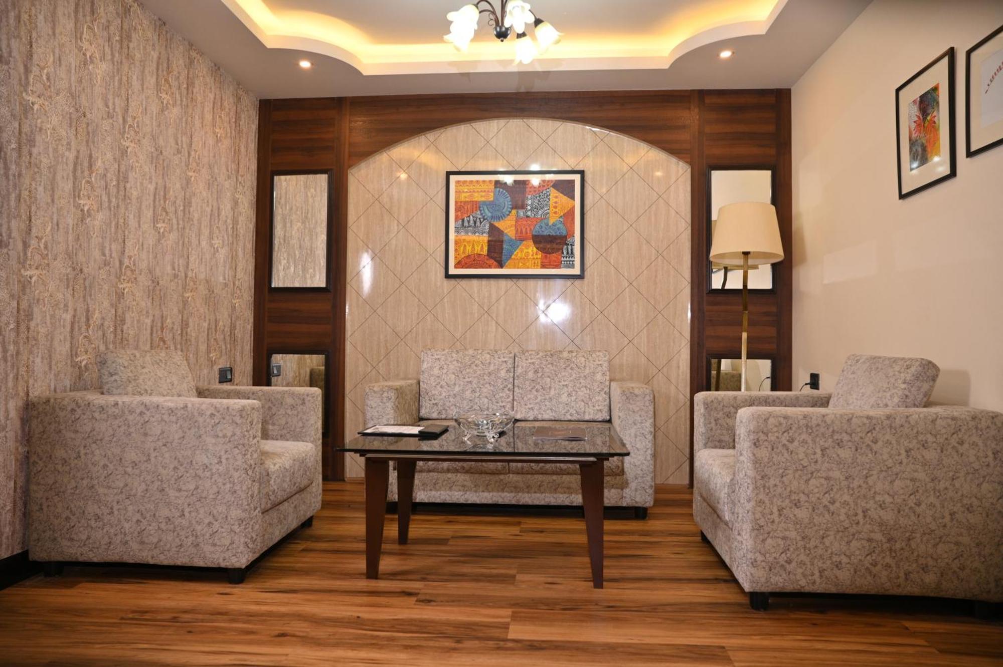 Готель Golden Retreat Baharampur Екстер'єр фото
