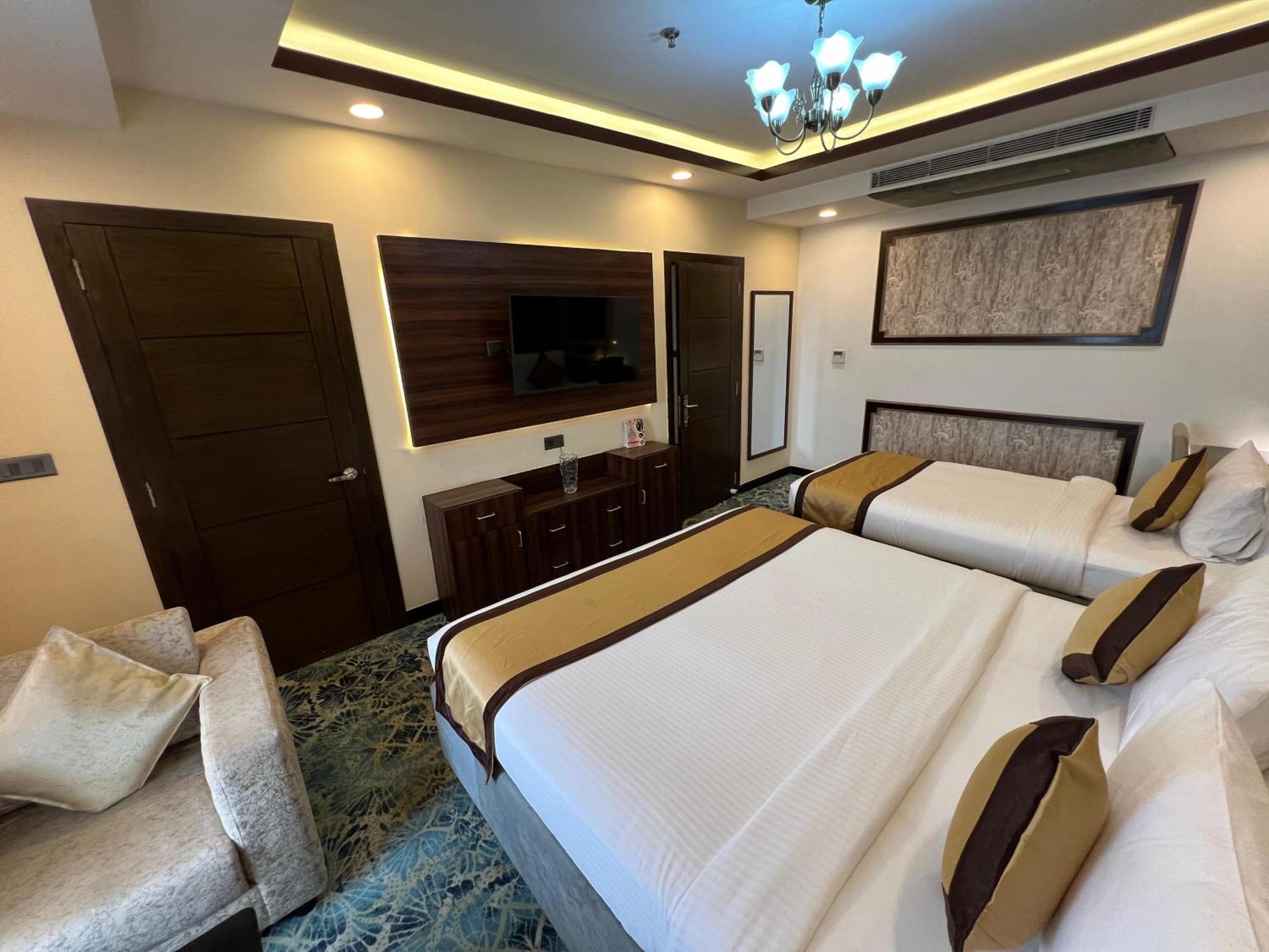 Готель Golden Retreat Baharampur Екстер'єр фото