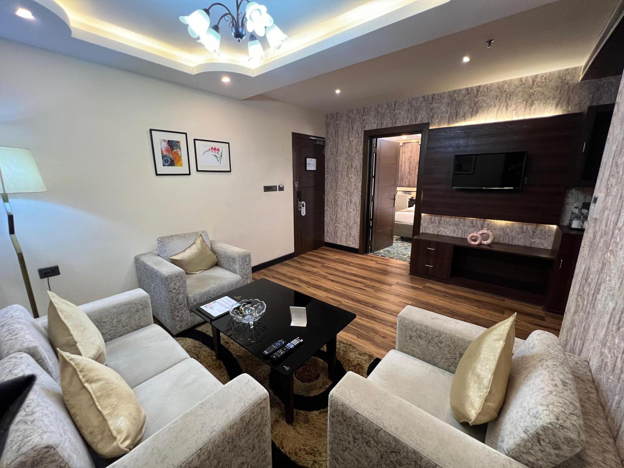 Готель Golden Retreat Baharampur Екстер'єр фото