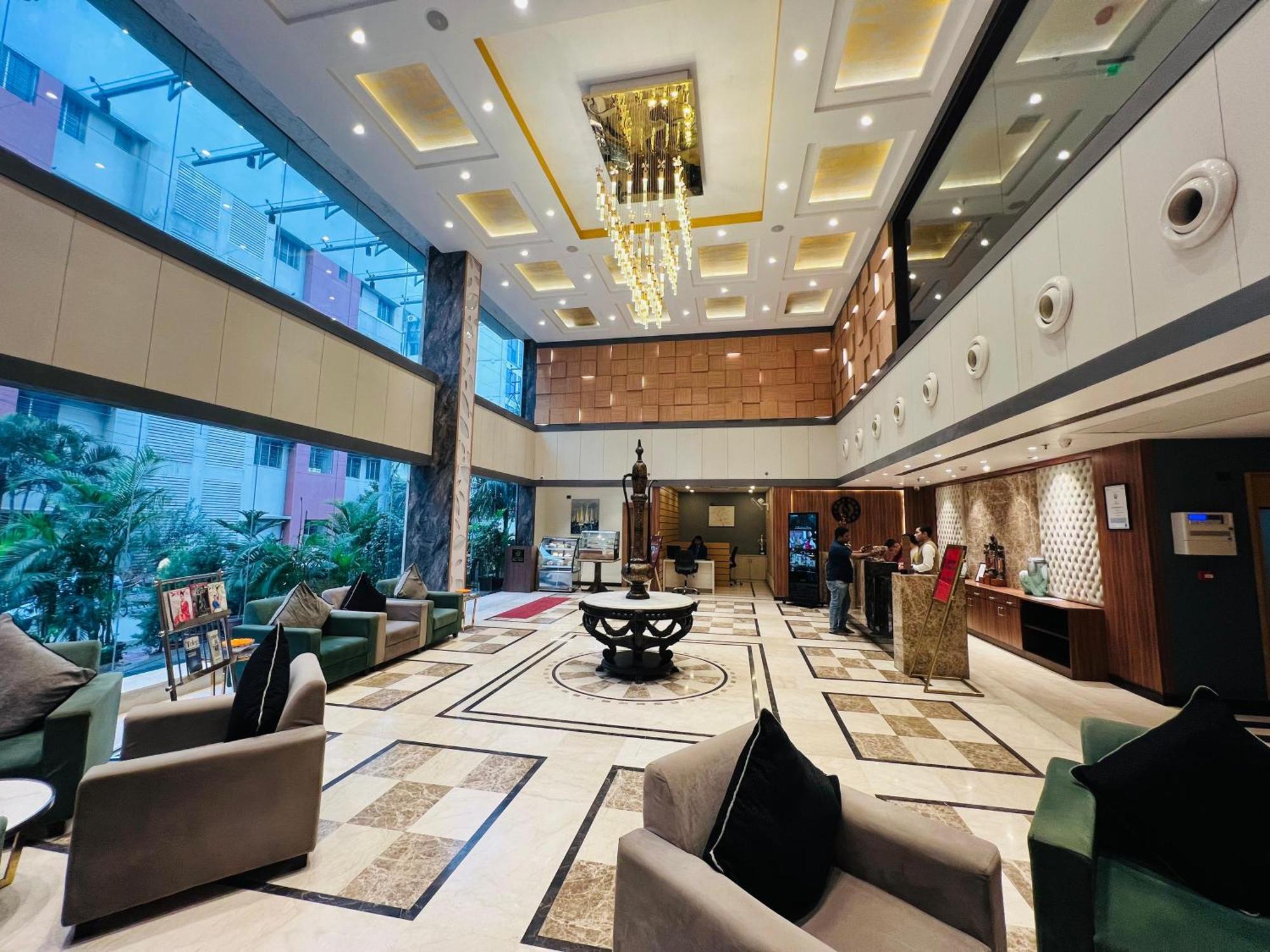 Готель Golden Retreat Baharampur Екстер'єр фото