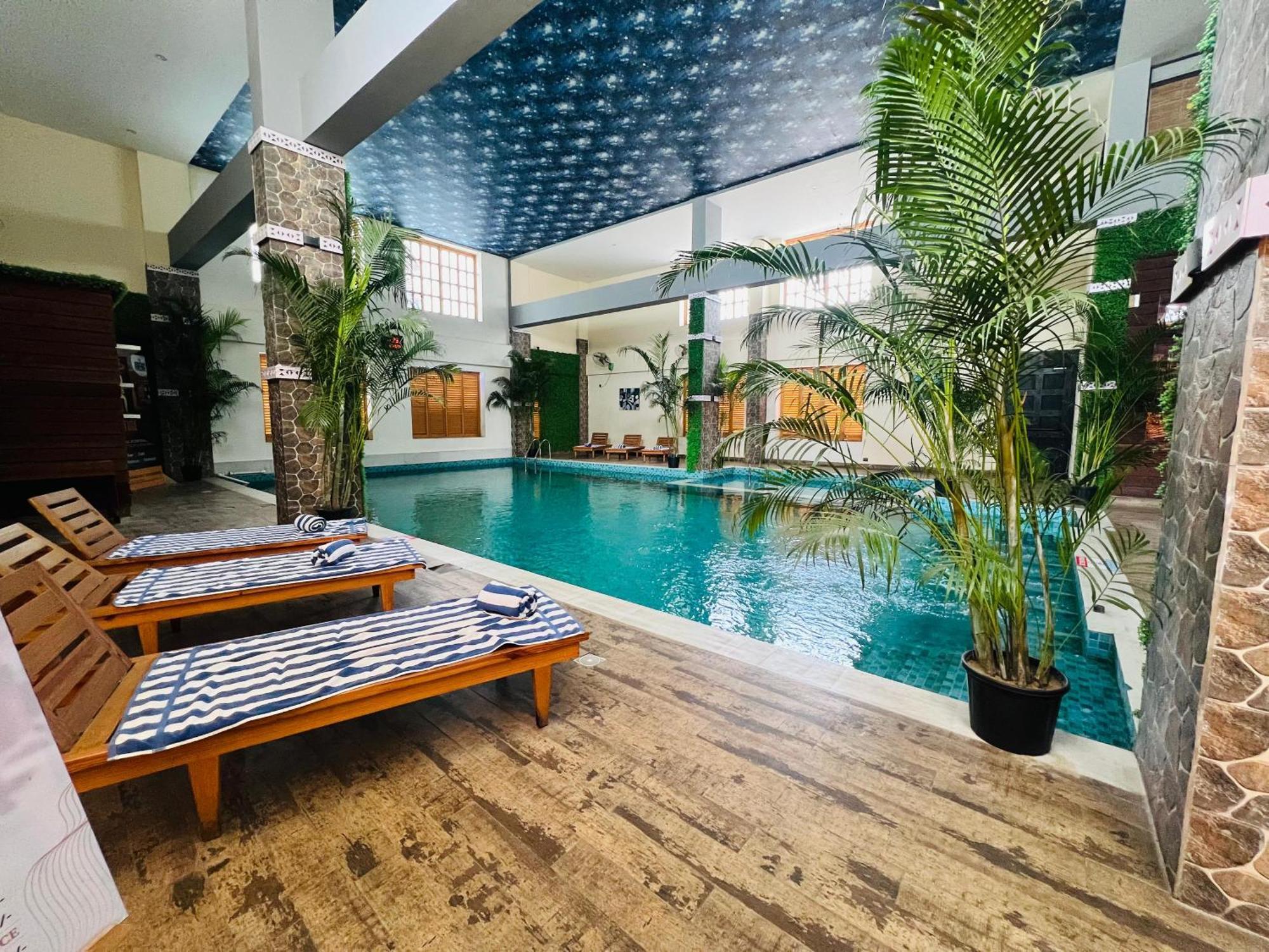Готель Golden Retreat Baharampur Екстер'єр фото